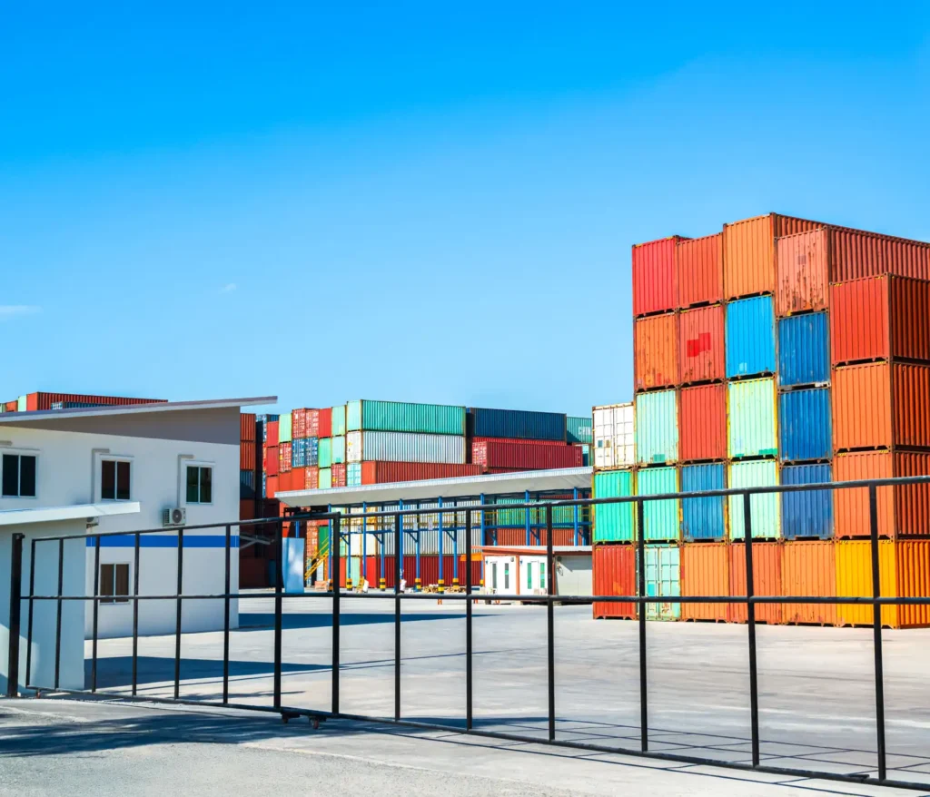 Depósito aduaneiro para grandes containers de mercancias.